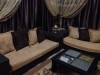 un joli salon marron et beige 