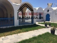 une grande villa près de la plage