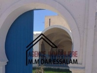 une grande villa près de la plage