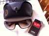 une lunette rayban marron