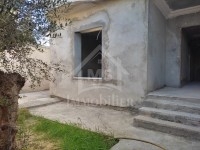 Une maison avec garage et studio à vendre à 290 MD