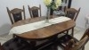 une table avec 6 chaises en cuir avec rallonge 
