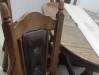 une table avec 6 chaises en cuir avec rallonge 