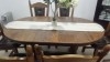 une table avec 6 chaises en cuir avec rallonge 