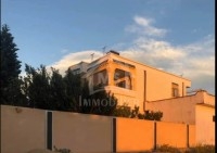 Une villa avec 4 garages et un studio à vendre 