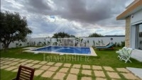Une villa avec piscine à vendre à 400 MD 51355351