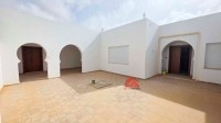 VILLA DE PLAIN-PIED HOUMT SOUK DJERBA ZU-RÉF V713