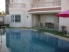 villa haut standing avec piscine et jardin