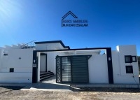 villa moderne avec piscine près de la mer